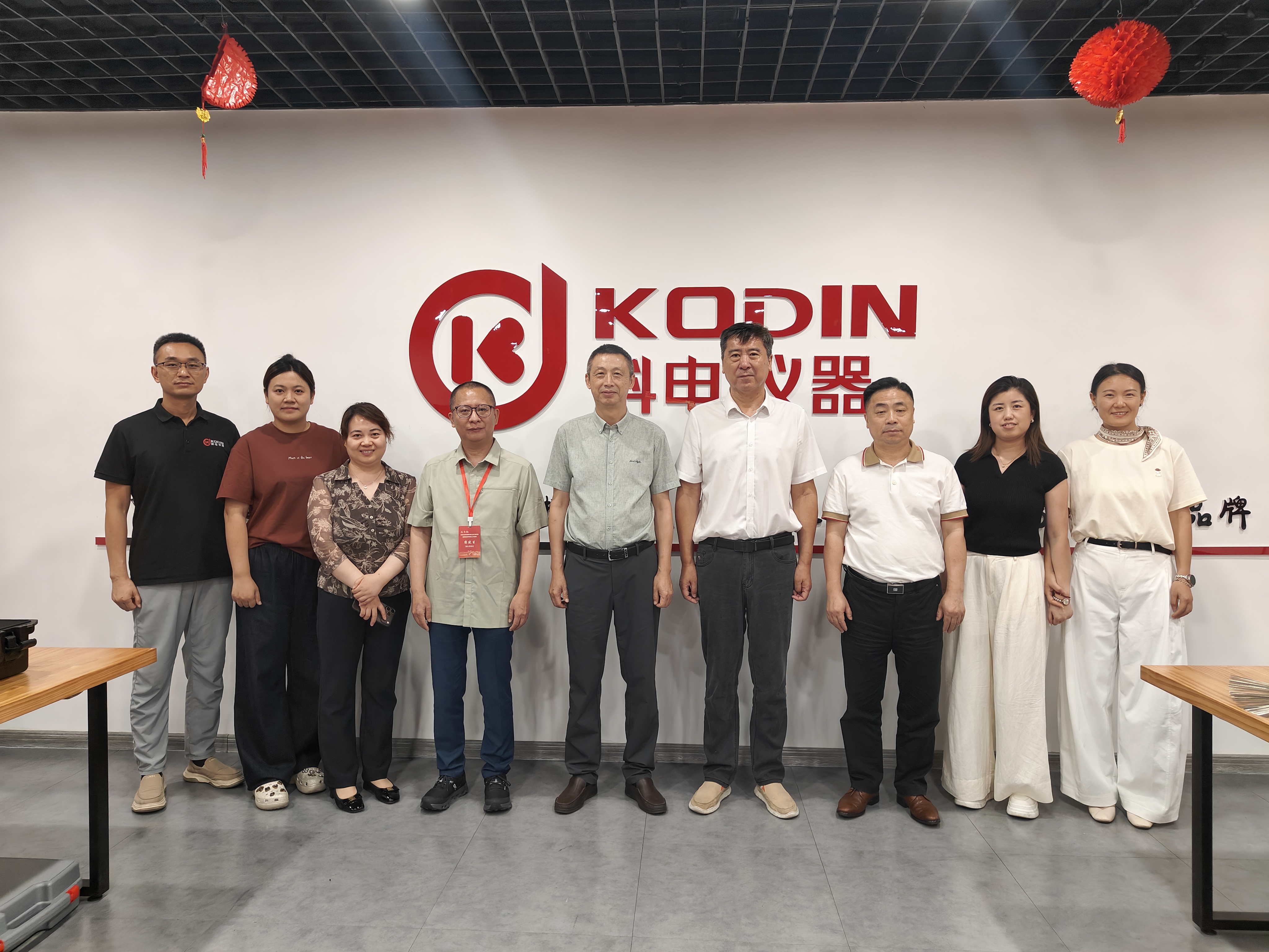 上海材料研究所有限公司蔣主任一行蒞臨科電儀器參觀交流